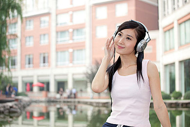 打扑克又叫又疼的视频原声版下载:搞笑扑克比赛,欢乐原声版来袭-1