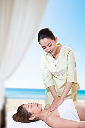 XXX少妇在厨房XxX：少妇厨艺惊艳，家人赞叹不已