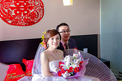 爷爷搂着妈妈睡觉有哪几种：家庭温馨新体验，游戏玩法独特引人入胜-1