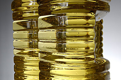 被同桌扒开腿用震蛋器玩弄：惊曝：课堂羞辱！同桌竟当众玩弄同学