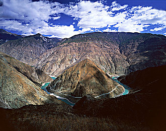 香蕉插进桃子里面：趣味拼盘传递爱，香蕉桃子现温馨