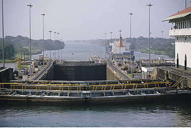 闺蜜扒开我的腿：闺蜜情深，冒险之旅揭秘