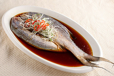 女友下乡被两个老头c：偏远村惊悚：女大学生险遭侵犯，警民共筑安全防线-2