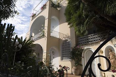 ass美女撒尿PicShing：美女撒尿照引争议，隐私权与公德如何权衡？-1