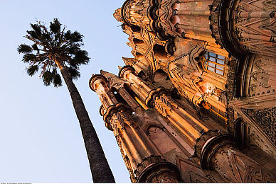 娇小亚洲人咂一黑色迪克：亚洲小吃新宠，全球美食地图再添彩