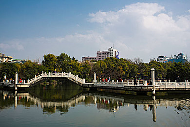 男生跟女生打扑克怎么下载？：扑克游戏大揭秘：男女欢聚乐翻天-1