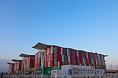 被两个男人3p舒服：浪漫小镇邂逅，情感纠葛引热议-3