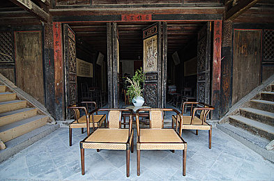 少妇被男按摩师按到高潮：按摩师意外引发顾客高潮，行业规范引热议-2