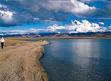 外卖小伙吃大鲜肉的logo：外卖小哥尝鲜，美食品牌新潮流-2