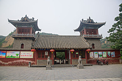 黑人巨坚40Cm大战白女人：种族歧视视频风波，网络监管引关注-2