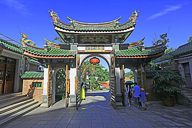 老女人擦他毛耸耸的黑色隂户:勇敢阿姨公园善举,传递人间温暖-1