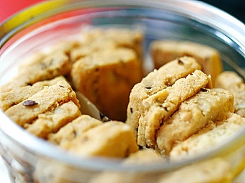 男女剧烈运动打扑克:企业狂欢!运动+娱乐提升团队凝聚力-3