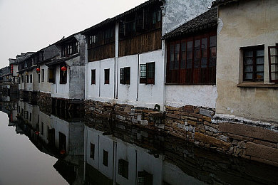 女初高中拍击打屁股：校园暴力频发，关注青少年心理健康-3