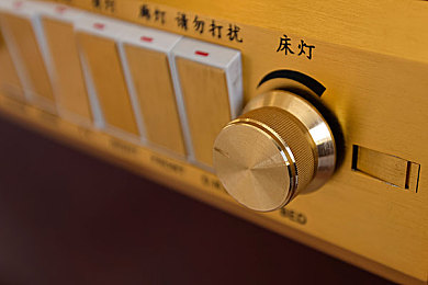 男男跪床 被:情侣跪床,社会争议引关注-2