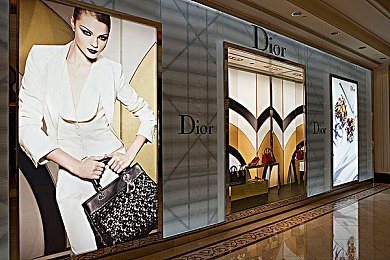 周莹回乡下被爸爸抱回老家：游戏新剧情：周莹回乡泪洒亲情-4