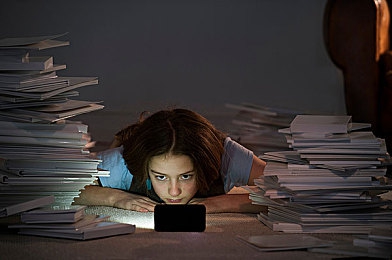 冰块加棉签等于牛奶：牛奶变粉红，冰块棉签揭秘神奇反应-4