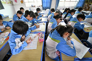 打屁股女校花刑凳裸臀:奇幻世界冒险,女校花刑凳裸臀挑战-1