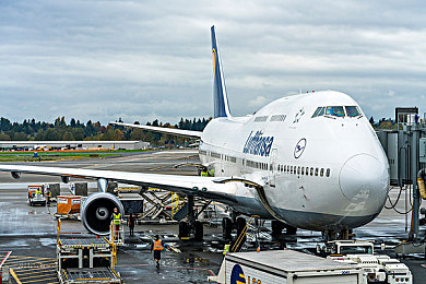 男人和女人打扑克差差差|“性别共舞,驱动未来:汽车行业的和谐交响曲”-2