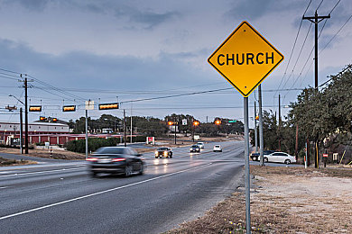 巜商务旅行女老板戴绿色帽子｜女老板绿色帽风采：时尚出行倡导环保，汽车行业女性力量崛起-1