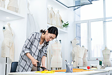 天天干狠狠操｜全新豪车亮相，极致工艺打造卓越性能，引领汽车行业新潮流-1