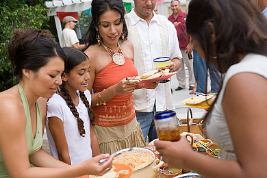 迪丽热巴被操视频|迪丽热巴驾驶劳斯莱斯Cullinan亮相,展现时尚态度引领潮流-3