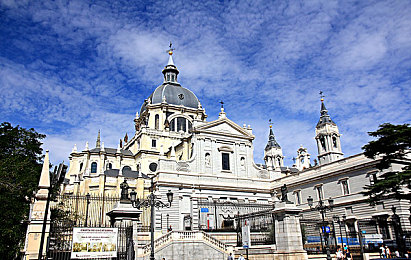 黄色软件3.0.3|智能驾驶新突破:汽车行业升级,“黄金”软件助力安全舒适驾驶体验-1