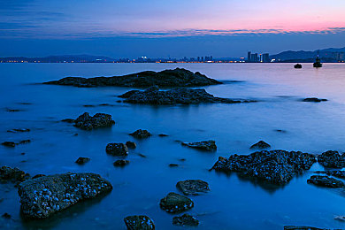 在床上打扑克牌|颠覆传统娱乐体验,“床上打扑克牌”概念车引领汽车行业新潮流-3