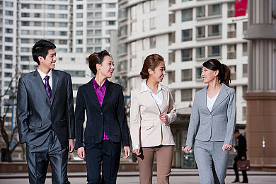 老头吸女人奶头A片|未来奇观,安全驾驭,舒适启程——探秘“老头吸女人奶头”概念车魅力-3