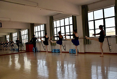 香蕉插进桃子里面|创新设计引领未来:独特概念车融合香蕉曲线与桃子形状,开启绿色出行新时代-1