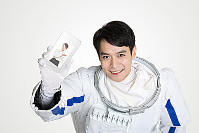 黄色软件一天三次|知名汽车品牌引领智能化风潮:全新车型搭载“神秘软件”实现精准驾驶与绿色出行-1