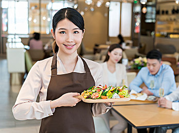 一女被三黑人糟蹋白浆｜艾米丽之光：悲剧女孩的血液灵感，豪华车型诠释生命尊严-3
