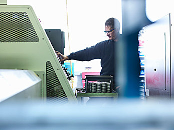 女人第一次与公牛做爰｜SUV紧急制动系统力挽狂澜，年轻女司机惊险避公牛“亲密接触”-1