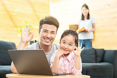 英语老师让我抄了一遍|新能源汽车研发新突破:英语老师助力,科技人文完美融合-1