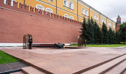 外网十三岁紫色面具|“科技革新引领潮流,神秘紫色面具新车惊艳亮相,未来汽车市场前景可期!”-1