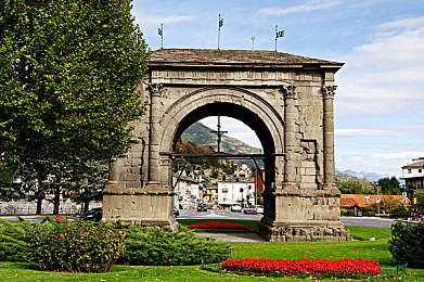 无99热|高性能引擎引领潮流,智能科技环保节能,"无99热"车型打造无忧驾驶新体验-2