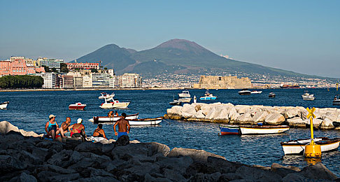 打扑克又叫又疼软件|汽车智能驾驶新突破:人性化安全娱乐系统引领未来出行-1