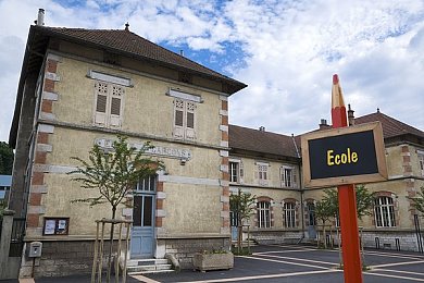 老女人扒开下面添|“颠覆传统设计,科技感与舒适度并重:某汽车品牌全新车型引领潮流瞩目登场”-3