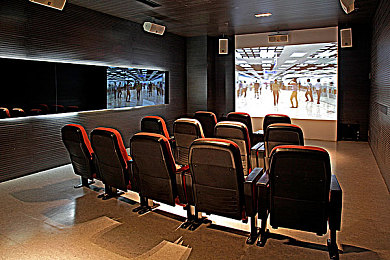 她扒下内裤让我爽了一夜A片|“惊呆!工作人员现场脱裤塞油箱,全新SUV性能展示引热议,豪华环保再升级!”-3