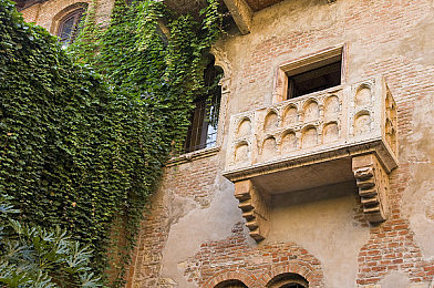 樱桃网｜新能源汽车市场新宠：续航500公里，智能配置抢眼，引领行业潮流-1