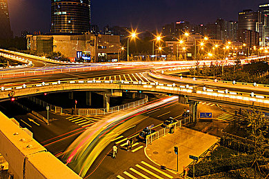 女巨人吃人到胃里|未来吞噬者:智能吞噬系统引领汽车安全新纪元-1