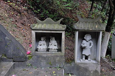 亲妺妺晚上扒开内裤吃我jij|神秘女子现场“品尝”引擎盖,某汽车品牌新车亮相引热议-3