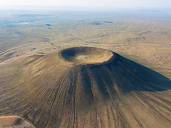 KTV被客人扒开双腿猛进|“惊曝:驾驶中司机车内不雅行为引发社会热议,道德沦丧与监管缺失引深思”-2