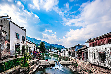 校霸抽烟被学霸打哭了|“梦幻豪华SUV品质对决:学霸捍卫乘车环境,校霸抽烟引发热议”-1