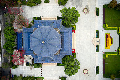 9分10秒落地窗头撞玻璃视频播放｜瞬间惊魂，高速失控，生死瞬间警示行车安全-2