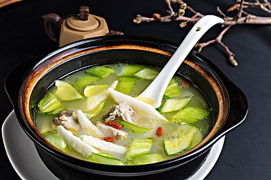 男生把困困放入老师定眼里|“智能新锐“困困”亮相,科技赋能驾驶体验,引领汽车行业未来潮流-1