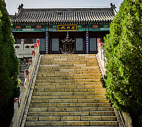 成品ppt的网站在线看上海｜新能源汽车市场新焦点：上海惊艳亮相，全新车型性能卓越，引领潮流趋势-2