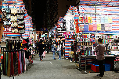 男生女生一起相对对对｜新能源汽车引领潮流：时尚安全环保，智能驾驶体验升级-1