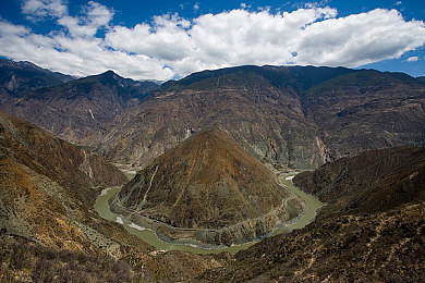 老师ass浓毛撒尿pics｜“混动强动力，外观设计独树一帜：揭秘新型汽车市场新宠”-3