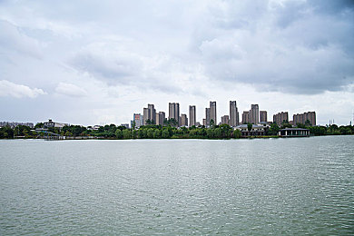 绿巨人回眸一笑后半段表情包|绿色巨杉灵感之作,独特设计性能出众:绿巨人SUV成焦点,回眸一笑表情包助力走红-4