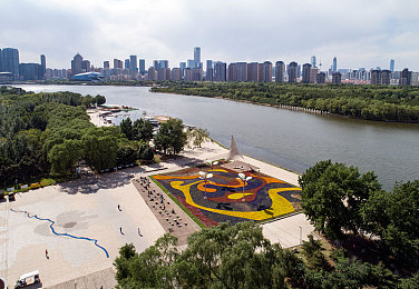 钟欣潼奶头被陈冠希看到了｜车展风云：时尚“X7”惊艳亮相，明星“意外”邂逅，聚焦车坛魅力瞬间-1